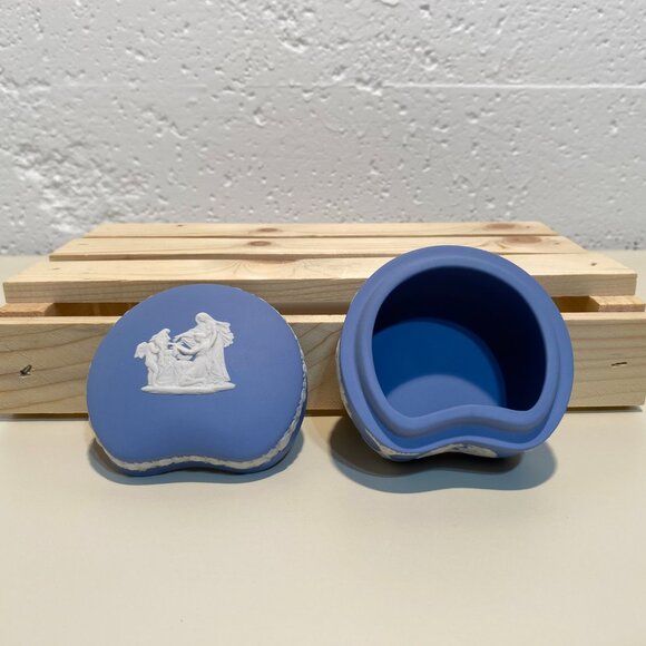 Wedgwood Blue Jasperware Kidney-Shaped Trinket Box with White Motif - Picture 7 of 10